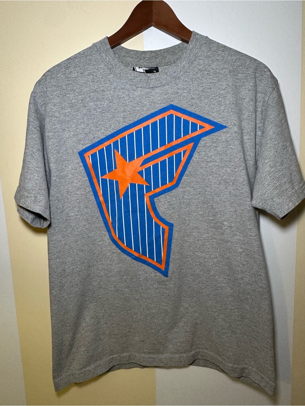 Vintage Famous Stars and Straps Graphic T Shirt Mens Medium Gray Y2K